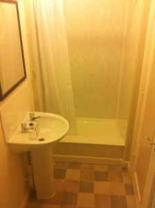 STUDENT APARTMENT LOUGHBOROUGH BATHROOM