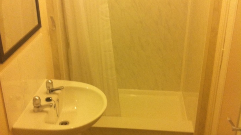 STUDENT APARTMENT LOUGHBOROUGH BATHROOM