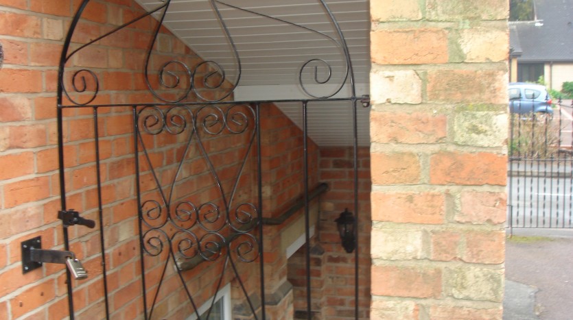 GATED ENTRY TO STUDIO APARTMENT LOUGHBOROUGH